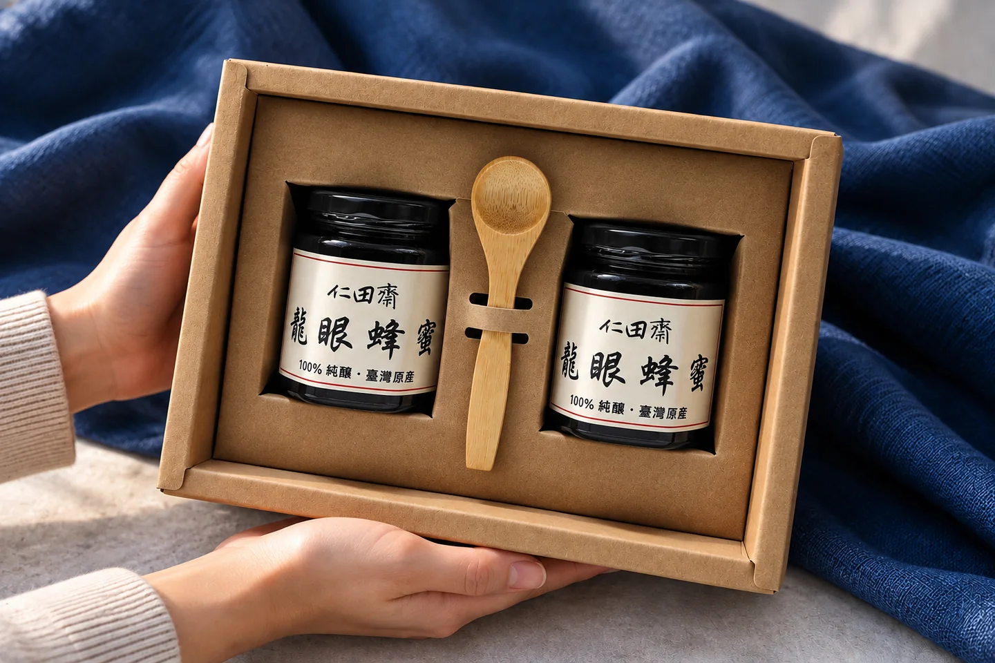 雙瓶禮盒的開盒內容，兩瓶黑蓋蜂蜜、牛皮紙內襯與中央木匙