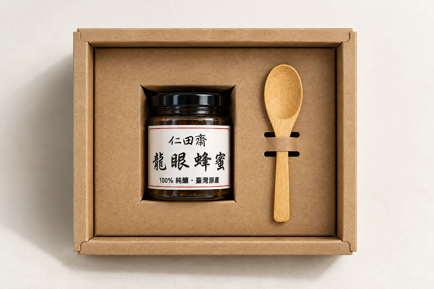 單瓶禮盒的開盒內容，左側一瓶瓶蓋朝上的黑蓋蜂蜜、牛皮紙內襯與右側木匙